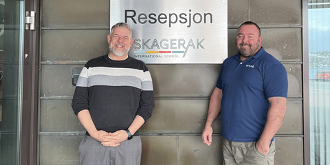 Daglig leder hos Skagerak International School, James Tester (til venstre), sammen med leder for Telekom og IT hos Mobit Sandefjord og Tønsberg, Christian Borchgrevink.